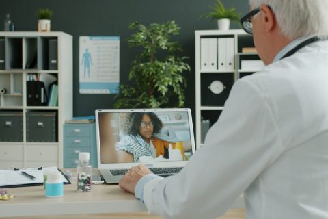 Médico em consulta por videochamada com paciente
