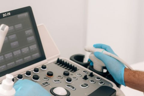 Aparelho de ultrassonografia sendo operado por profissional de saúde
